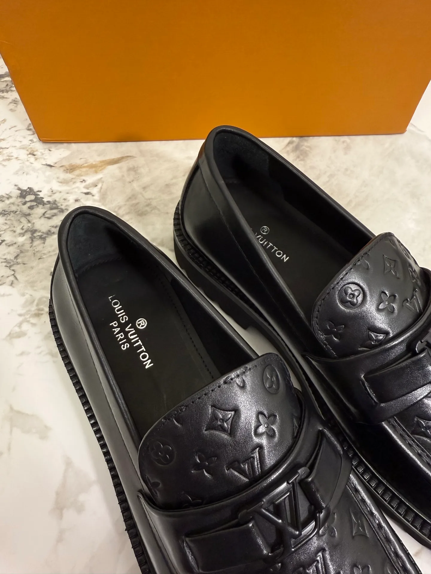 [L Family] Top P: 800💰 ▪️Size: 39-44 (38.45 custom-made) The top male god leather shoes Lv series are sold at the same time with original factory configuration, original cowhide fabric imported from Italy, soft and comfortable, imported water-dyed cow lining, soles: original ultra-light French foam outsole super comfortable, original factory with single goods 🔍🔍high quality, can be entered and exited at will, welcome to compare and synchronize.